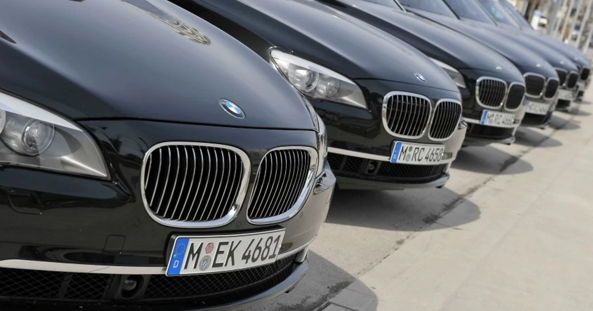vokiški penktos serijos BMW su vokiškais numeriais išrikiuoti didelėje aikštelėje